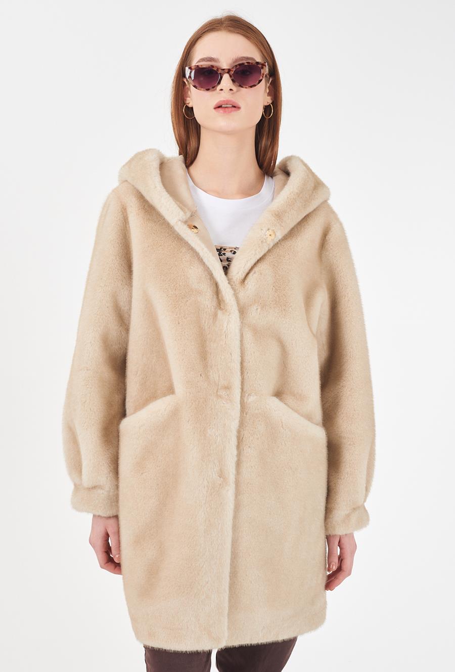 Abrigo de pelo con capucha | O059/KI00